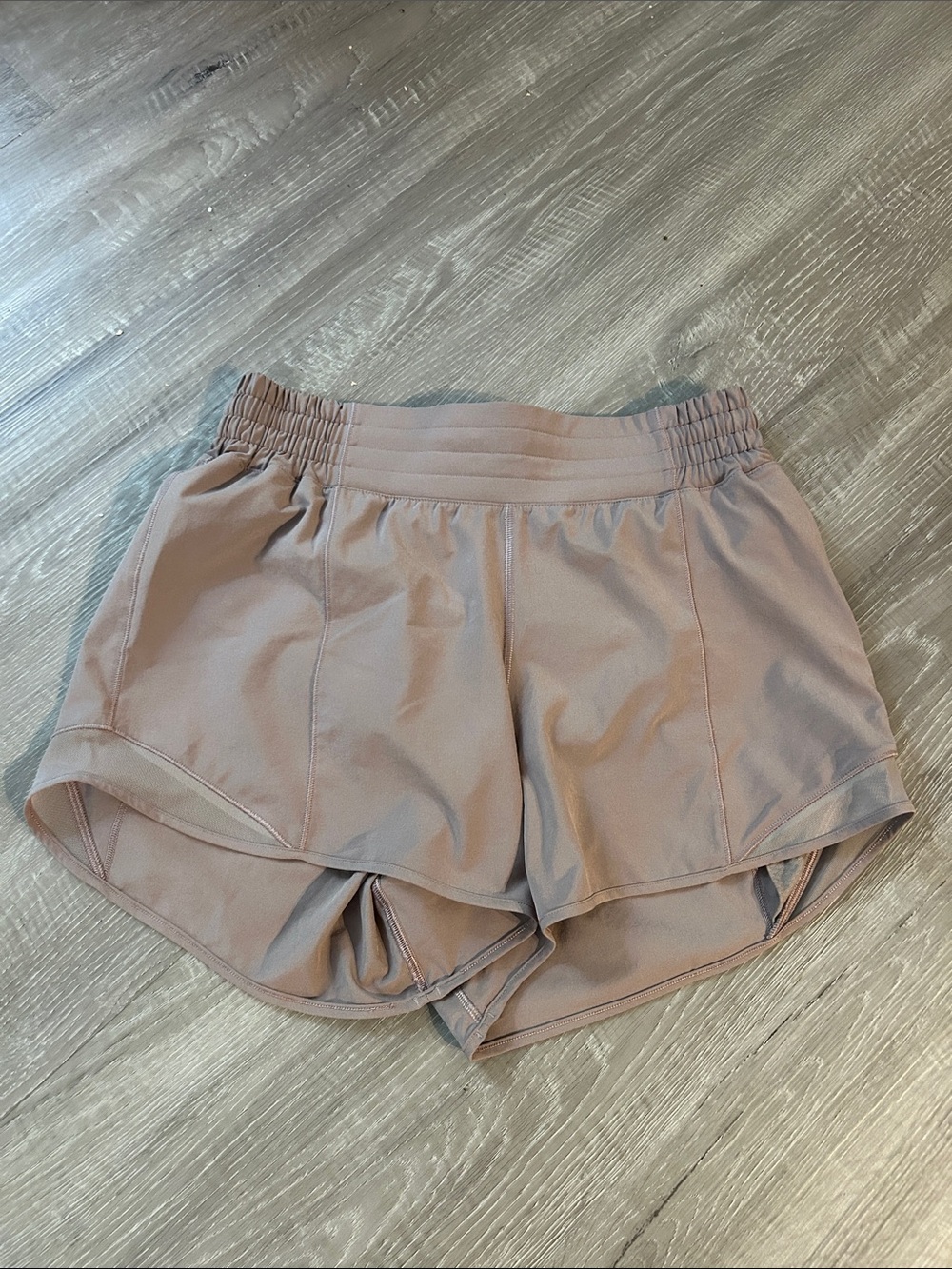 Lululemon Hotty Hot mid waist short 4” Athletic Shorts - Dusty Rose